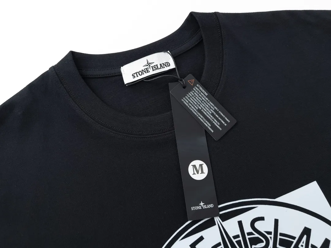 W626#P110💰 [Stone lsland/Stone Island summer new short-sleeved T-shirt with big compass print on the chest] ⚠️[Original creation with high control of details] - Made of 260 grams of combed cotton with 32-count double yarn, soft and comfortable to the touch, sweat-absorbent and breathable. - Simple, basic and versatile style, original quality, the first choice for couples. - Made in a large factory, four needles and five threads on the shoulder, neatly arranged, high quality workmanship. - Same style for men and women. Very versatile, one piece for everyone, details are clearly visible. Color: Black White Size: M L